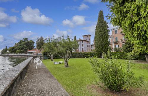 HOST4U - Loft del GARDA Residence with Pool, Front Lake Building - Foto 14