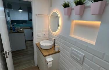 APARTAMENTO NUEVO CÉNTRICO en PRIMERA Línea de playa con vistas al Mar, Piscina, aire acondicionado y wifi - Foto 17