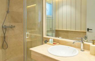 Modern apartment with pool on the beachfront in Marbella by SharingCo - Photo 20
