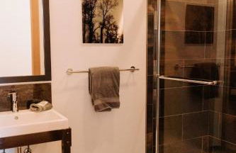 Stylish Main St Loft with Balconies and Garage - Foto 30