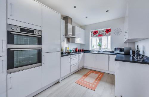 Detached 4 Bedroom 2 Bathroom House - Driveway Parking, Fast WiFi and Smart TV by Yoko Property - Foto 20