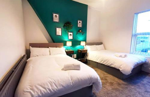 Spacious & comfy 4 bed house, 6 Beds, Free Private Parking & Wifi - Foto 40