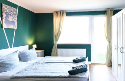 - Forest Retreat Deluxe - 2 Bedroom Apartment - 75 qm - Fully Renovated 2025 with TV & Netflix - King Size Beds - Full Kitchen - Free Parking - Close to Airport & Train - - Foto 9