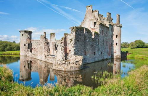 Stunning Period Townhouse with Garden, Walking Distance to Town - Photo 42