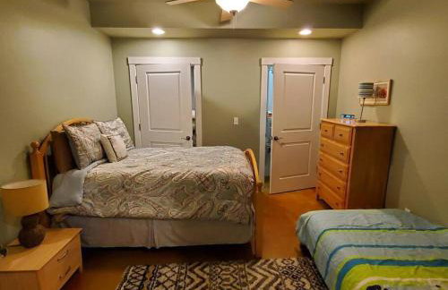 Woodshores Retreat - cozy retreat, hot tub, Lk MI - Photo 38