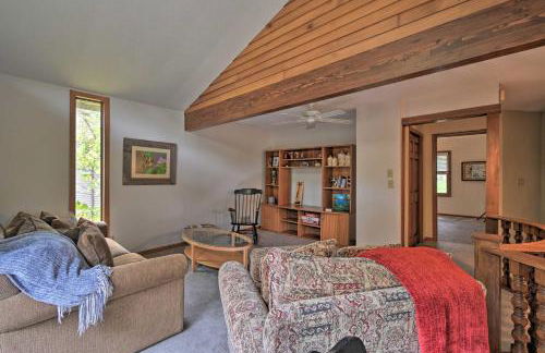 Spacious Lakehouse with Deck, Kayaks, and Dock! - Foto 14