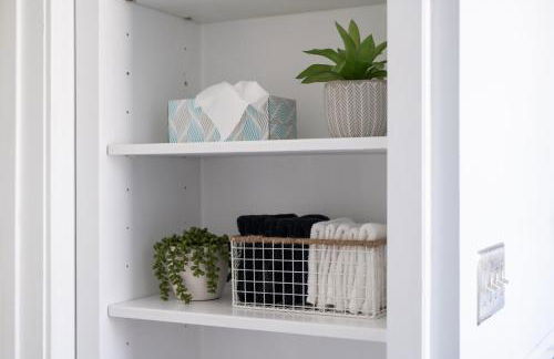 Whimsical Bluebird Cottage Hot Tub Patio Pet Friendly Central Location - Foto 36