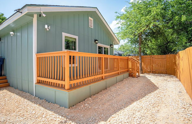 Newly Remodeled 4BR 2BA Near Amazing Downtown - Photo 32