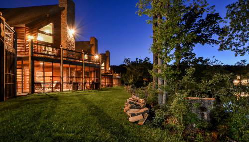 Luxury Lakefront Chalet Resort 2 Pools FREE Amenities Dock Kayaks Waterslide - Foto 1