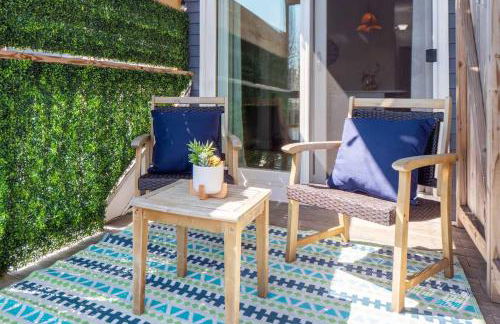 Jennifer's Chic 2nd Floor Apt Private Deck w Views - Photo 27