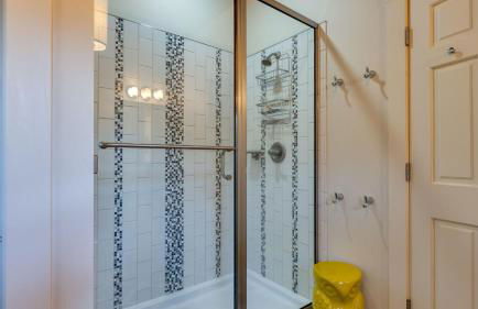 Beachside Retreat w Hot Tub Balcony Dining Blue-Ceiling Charm Sea Cured by AvantStay - Photo 17