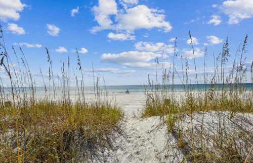 Just Beachy - 5 Bedroom Beach Front Home! Sleeps 20 Home by RedAwning - Foto 13