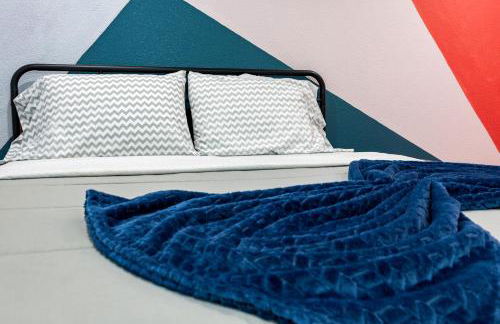 Modern 3-Story Townhome w Pool Table, Sleeps 10 Near Stadiums - Foto 15