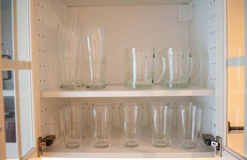 Platz für 8 Pers - C4S Come4Stay Monteure "InnArt" Boxspringbett Einzelbett Töging am Inn, Parkplatz, WLAN, Balkon, Smart TV, voll ausgestatteter Küche, Waschmaschine - Foto 34