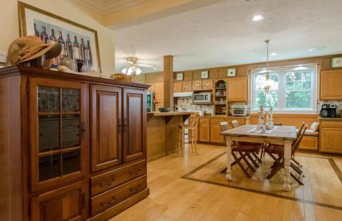 Historic 4BR Colonial with Pool Table and Fire Pit - Foto 7