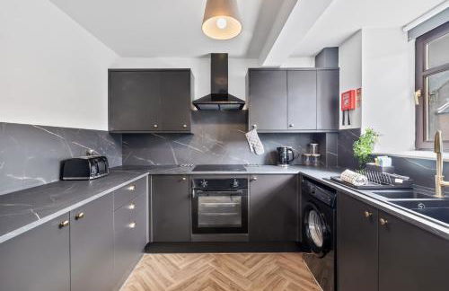 Prime Central Living 5-Bedroom 3-Bath Spacious House - Photo 16