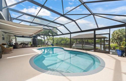 Waterfront Oasis with Private Heated Pool & Dock - Foto 28