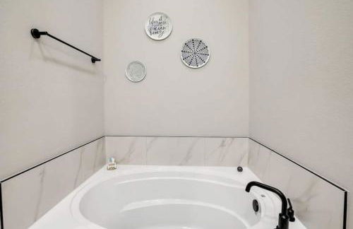 Luxurious Family-friendly Oasis with Laguna Views - Foto 16