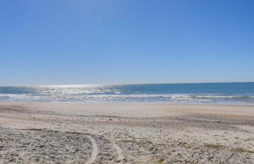 Pine Knoll Shores Getaway - Walk to Beach! - Foto 34