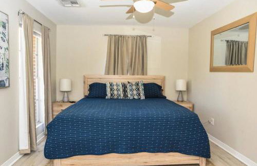 Classic Colonial Home near Main Street - Foto 29