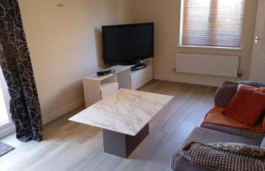 The Iris house is close to city centre and is ideal for tourists, visiting family members or work related activities including contractors - Foto 21