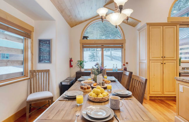 5 Mins to Ski Resort Ping Pong, Pool Table, Deck Donner Ridge by Avantstay - Foto 12