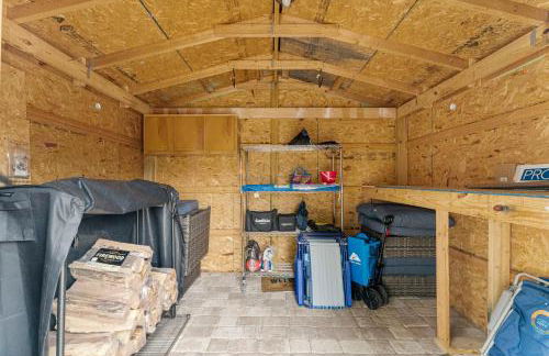 March Sale! Walk to Beach - Large Private Yard - Fire Pit - Dog Friendly - Foto 31