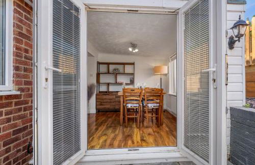 Minutes from the port of Dover, free WiFi, free offroad private parking and rated a guest favourite on Air b nb! - Foto 21