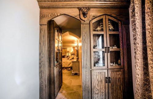 HIGHLANDS CASTLE overlooking Lake George plus 2 other CASTLES & SUITES - Foto 72