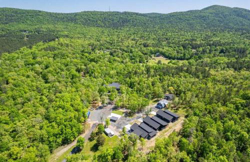 Modern Retreat 10 min-Oaklawn BBQ grill Pavillion Kids playground - Foto 27