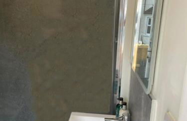 Stylish 1 Bedroom Flat in Heart of Cowes - Photo 11