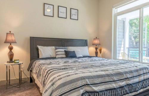 Beautiful RiverWalk Apt with Full Amenities, King Bed & Free Parking - Foto 25