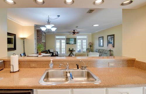 Cottage with Deck and Pool Access about 6 Mi to Beach - Foto 11