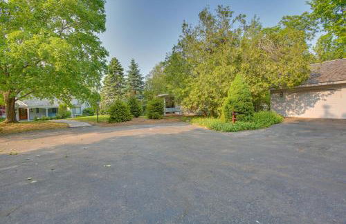 2 Living Areas, Tennis! Waterfront Suttons Bay Gem - Foto 44