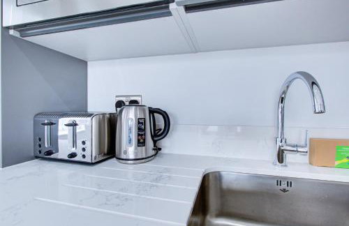 Hybrid Resi - Uxbridge, On-site car or van parking, near London Heathrow Airport - Photo 60