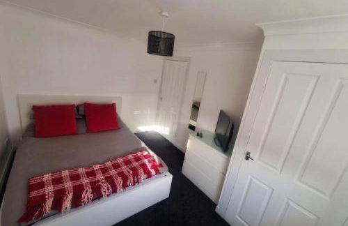 Cozy Shotts House with 2 Bedrooms - Photo 3