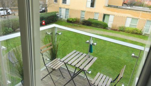 Steps from Train Station - Modern 2-Bedroom with Balcony & Cambridge Amenities, Family Friendly - Foto 2, Garden view
