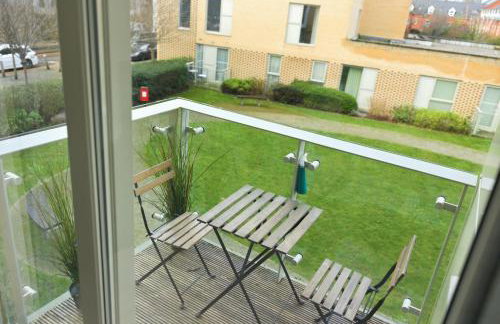 Steps from Train Station - Modern 2-Bedroom with Balcony & Cambridge Amenities, Family Friendly - Foto 2