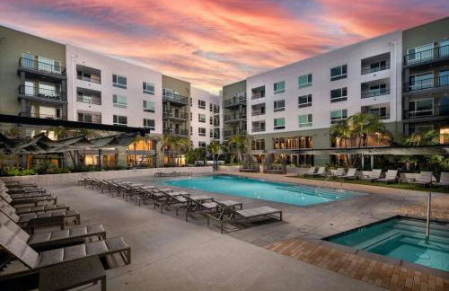 Luxe Deco Haven with Pool, Gym & Parking Close to Disneyland - Foto 22