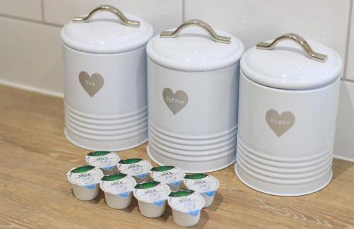 Detached Bungalow - Sleeps 8 - Free Parking, Fast Wifi, Smart TV and Garden by Yoko Property - Photo 5