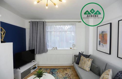 Aisiki Stays Apartments at Hillingdon, 3-Bedroom & 2-Bathroom, Pet-Friendly House with Garden, King or Twin Beds with Free WiFi and Parking Space - Foto 3