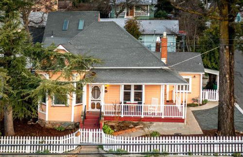 The Golden Parlor- Historic Victorian, Hot Tub - Foto 57