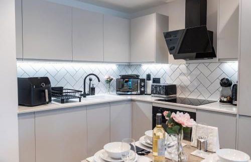 Luxury 2 Bed Apartment, with a balcony city & canal view in Manchester City Centre! - Foto 13