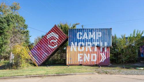 Bancroft Bungalow - Hot Tub, Fire Pit - Near Uptown - Foto 2