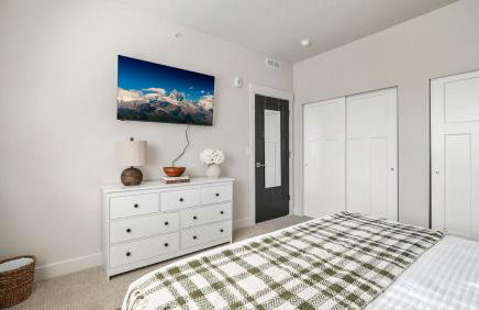 Cozy Swiss Condo -King Bed, Sleeps 6, Free Blanket - Foto 23