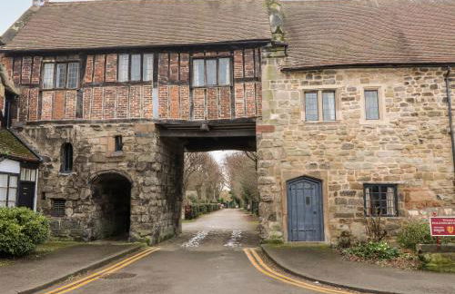 Porter's Lodge - Photo 3