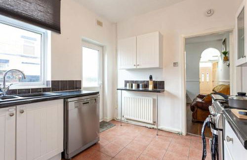 Fabulous Stay - 4 Bedroom House, sleeps 9, ideal for Business and Contractors, Free parking - Foto 12