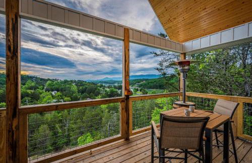 TN Whiskey Cabin- Lake and Mtn Views- Covered Deck- Game Room- Pool Table- Pets - Foto 4