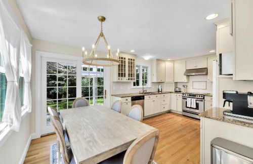 1 Story Family Home Half Mile to Beach with Patio , Grill, Office with Twin Beds, Peaceful Wooded Setting, Spacious Driveway, Garden Views, Walk to Shore, Perfect Cape Cod Getaway for Families - Foto 11