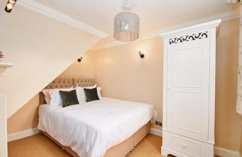 North Lodge - 17th Century Gate Cottage at Hassop Hall - Photo 12